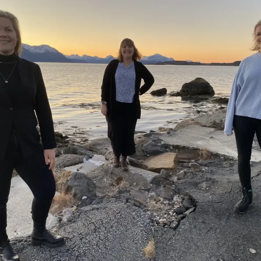 Fra venstre: Ordfører Aase Refsnes, leder Fiskehelse og Settefisk i Cermaq Marit Holmvaag og Veterinær i Cermaq Elisabeth Faureng.
