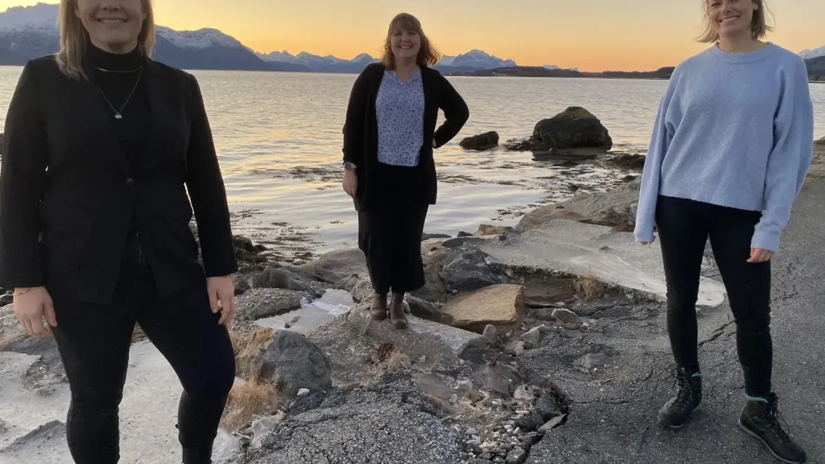 Fra venstre: Ordfører Aase Refsnes, leder Fiskehelse og Settefisk i Cermaq Marit Holmvaag og Veterinær i Cermaq Elisabeth Faureng.