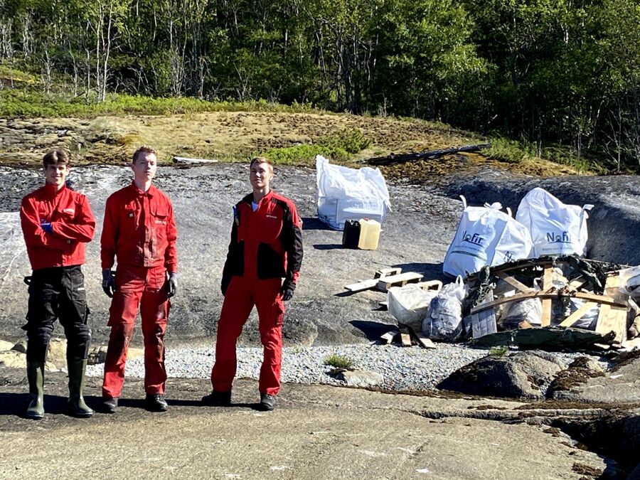 Ungdommer som har som sommerjobb å rydde strender