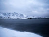 Landskapsbilde som viser sjø og snødekte fjell nord for polarsirkelen