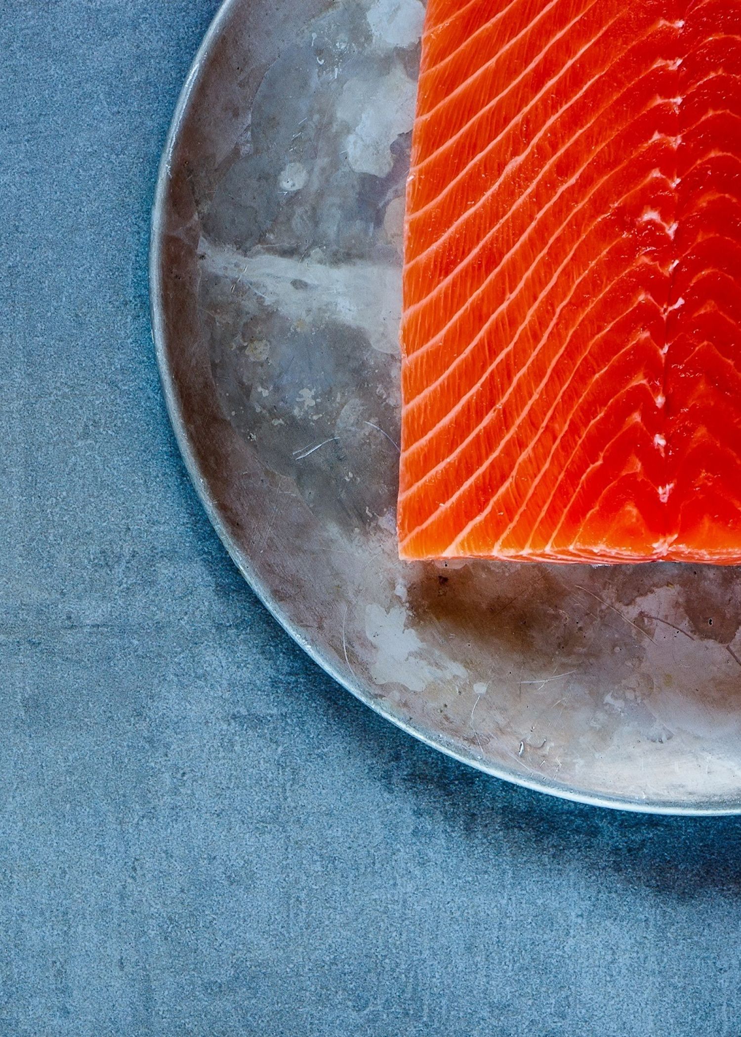 Laksefilet på et fat