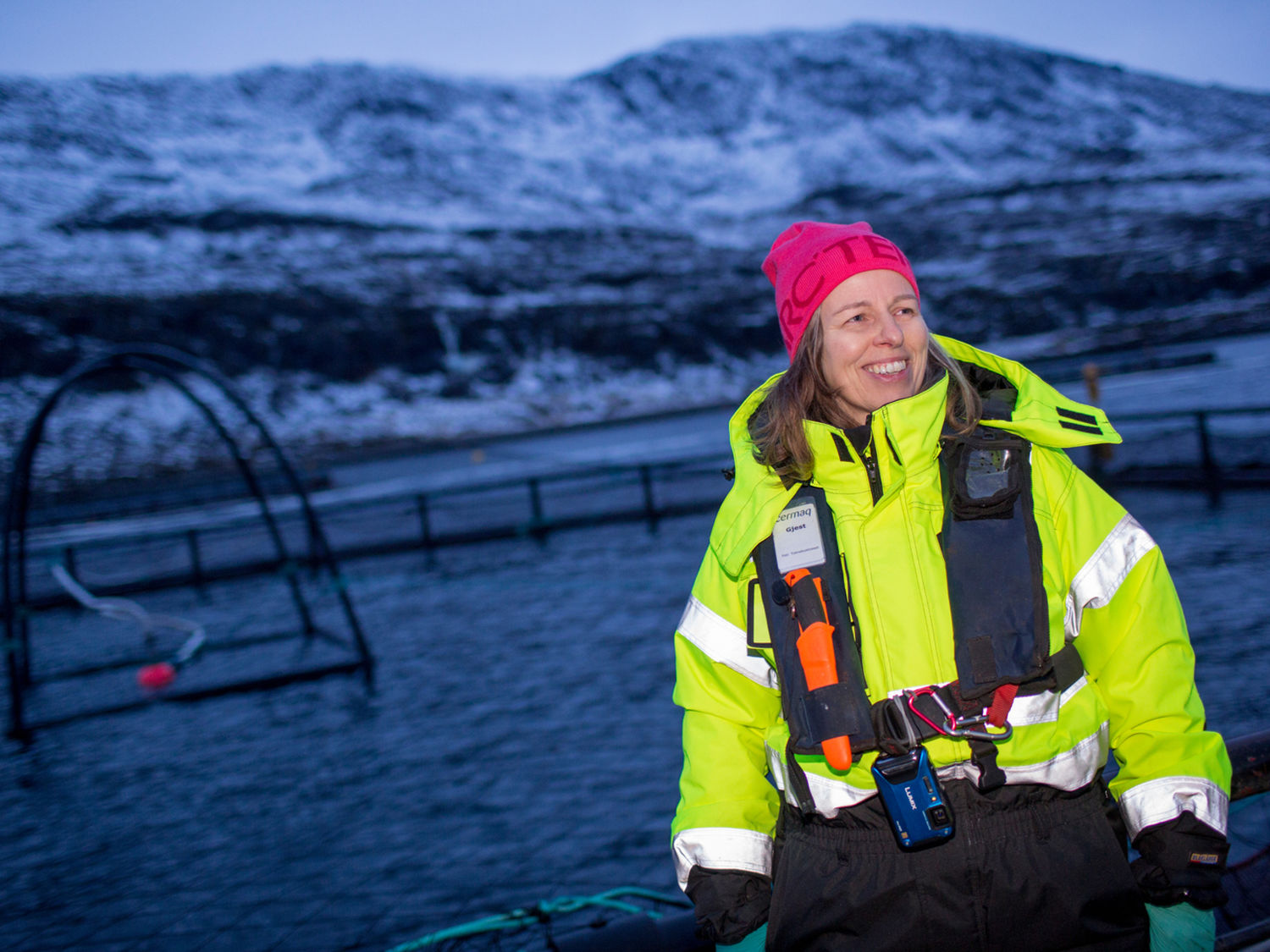 Veterinær fra Cermaq på besøk ute på et sjøanlegg