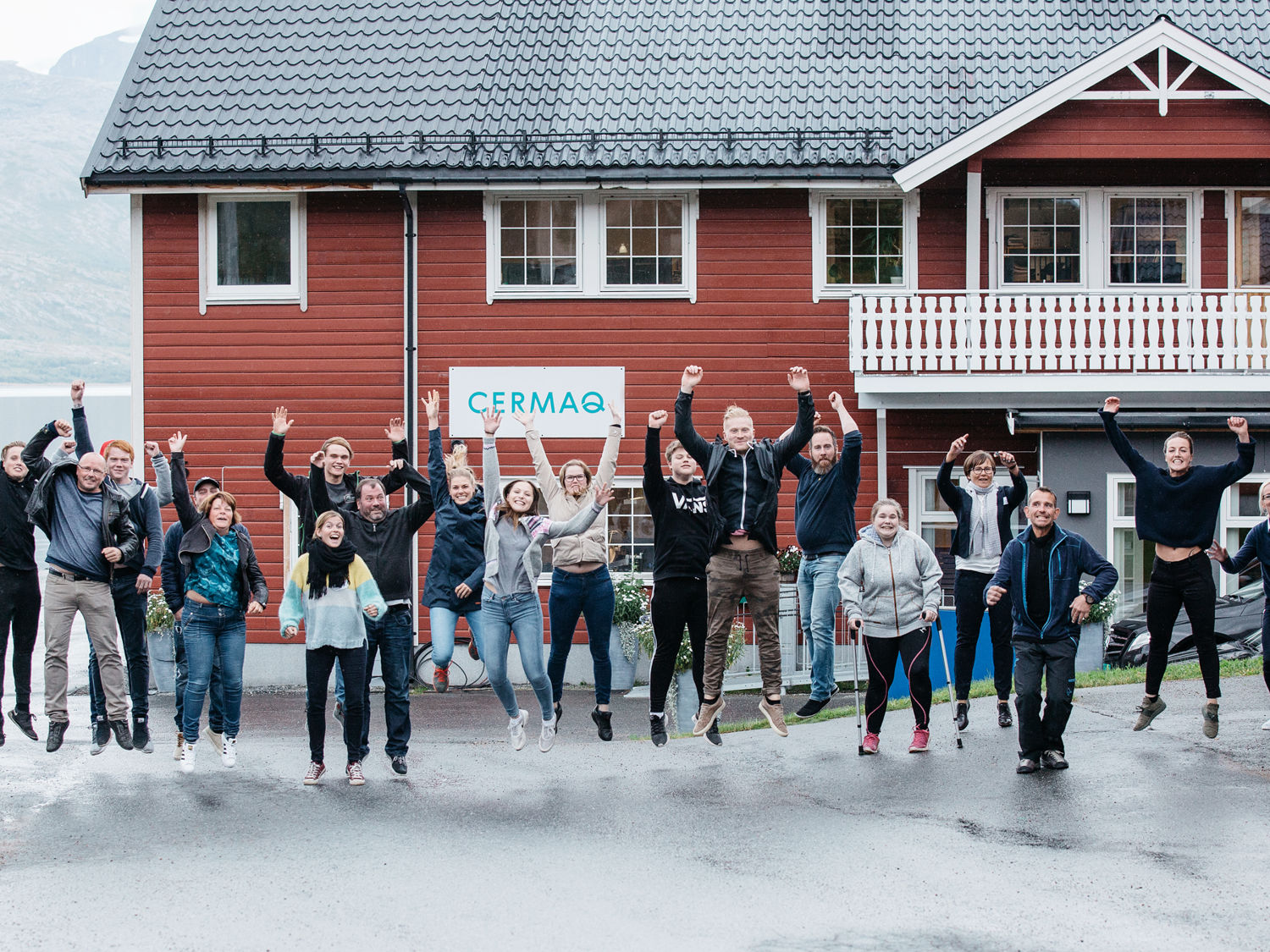 Hoppende Bilde Alle nyansatte foran HQ 28 08 2017