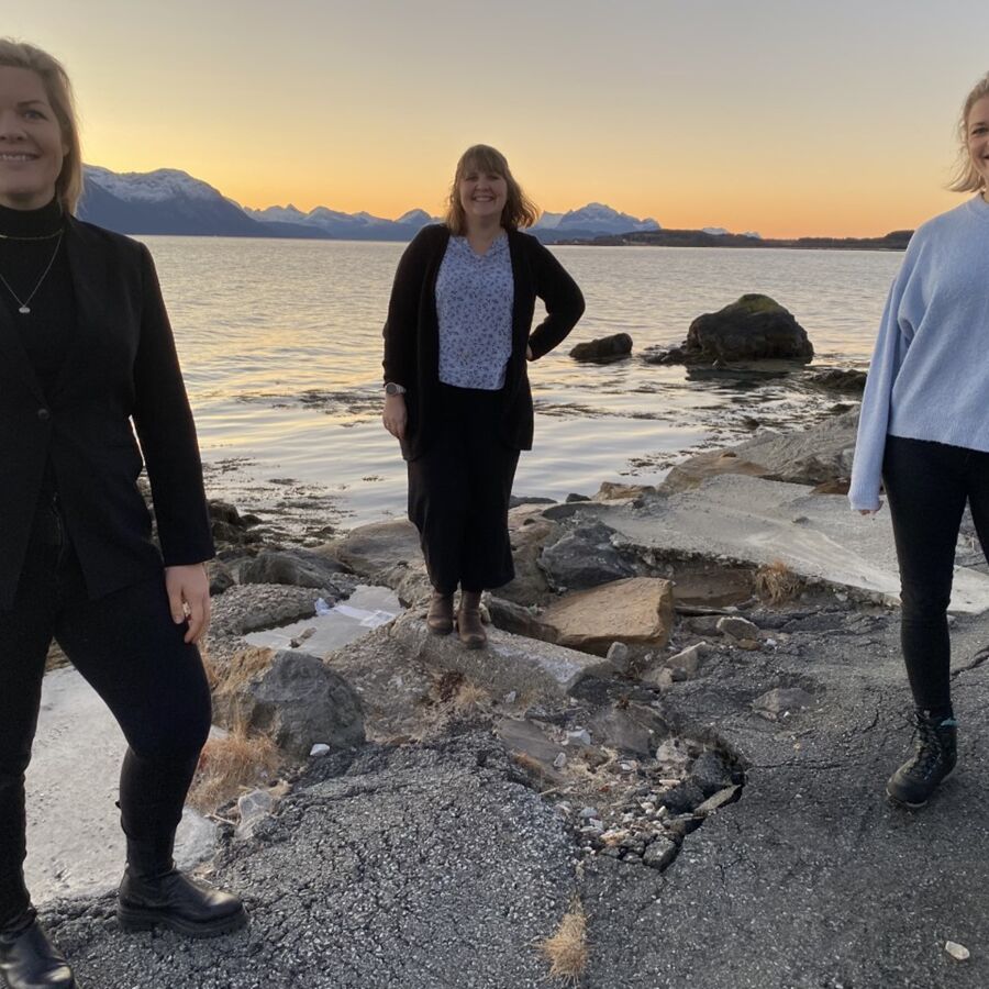 Fra venstre: Ordfører Aase Refsnes, leder Fiskehelse og Settefisk i Cermaq Marit Holmvaag og Veterinær i Cermaq Elisabeth Faureng.