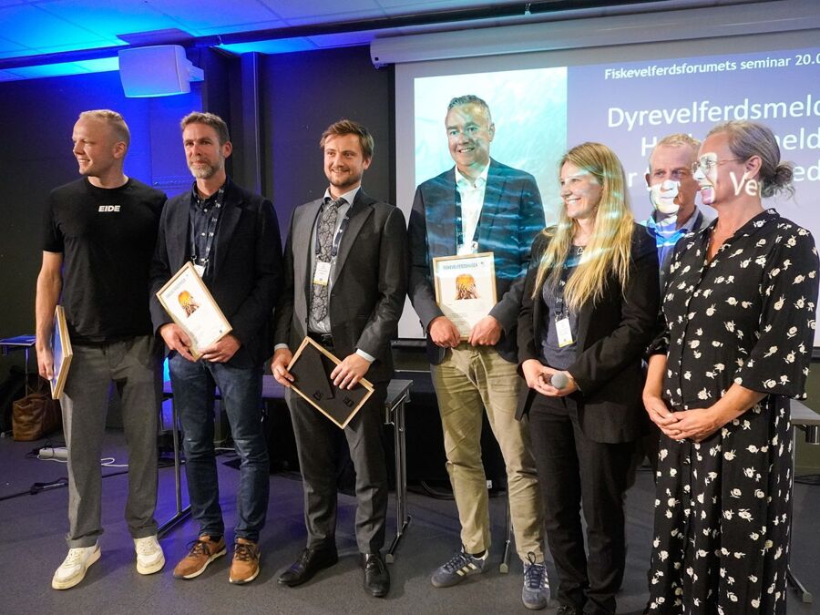 Vinnerne av Fiskevelferdsprisen sammen med representanter fra Veterinærinstituttet, Kyst.no og NCE Seafood Innovation. Foto: Ole A. Drønen, kyst.no