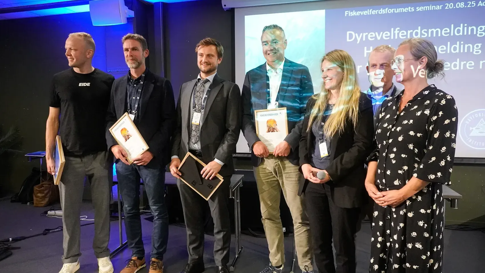 Vinnerne av Fiskevelferdsprisen sammen med representanter fra Veterinærinstituttet, Kyst.no og NCE Seafood Innovation. Foto: Ole A. Drønen, kyst.no