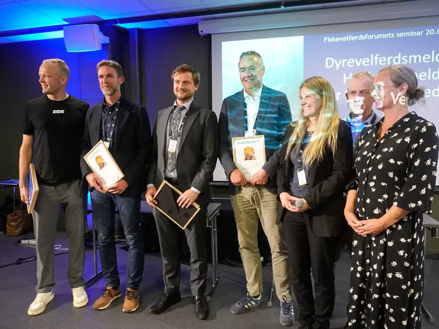 Vinnerne av Fiskevelferdsprisen sammen med representanter fra Veterinærinstituttet, Kyst.no og NCE Seafood Innovation. Foto: Ole A. Drønen, kyst.no