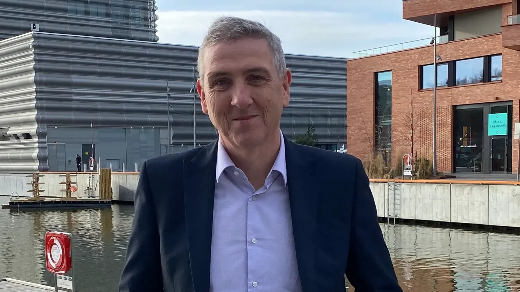 Med bakgrunn i det  nye forslaget har vi ikke noe annet valg enn å legge investeringsplaner på is, sier konsernsjef Steven Rafferty.