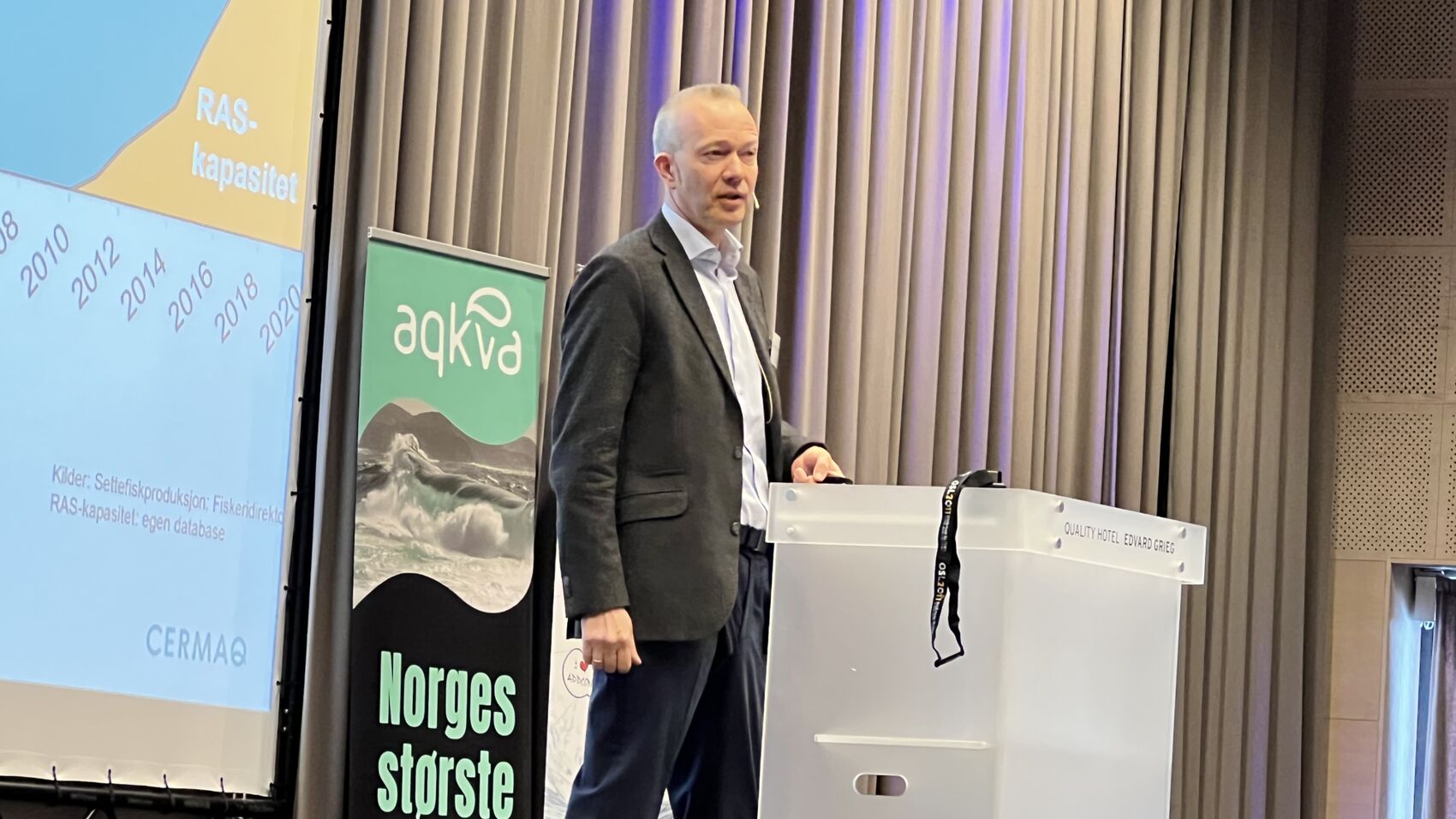 Bendik Fyhn Terjesen på talerstolen i forbindelse med aqkva-konferansen før påske. Foto: Ole Andreas Drønen/kyst.no